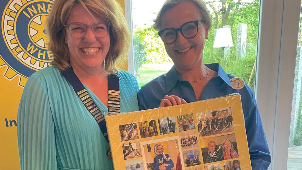 Präsidentin Nadja Benecke (li) erhielt von Pastpräsidentin Katrin Lange-Wühlisch die Amtskette